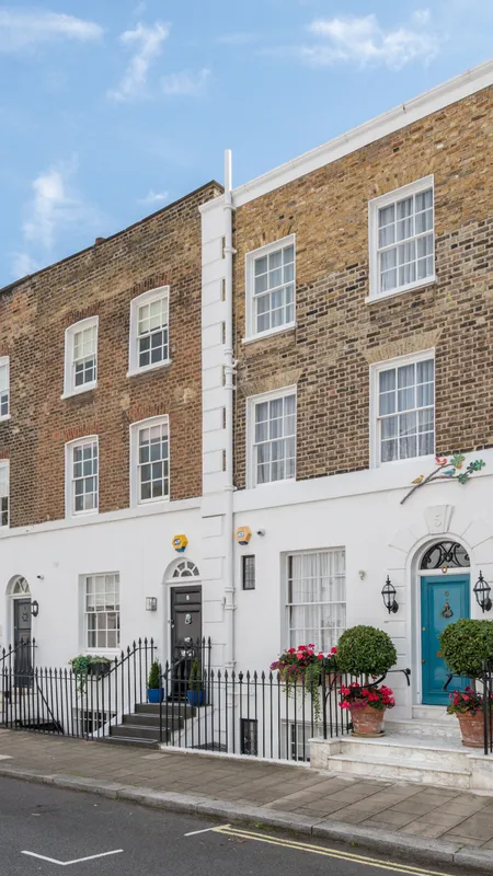https://cms-assets.foxtons.co.uk/large_Stock_shots_2_6a4f31414d.webp
